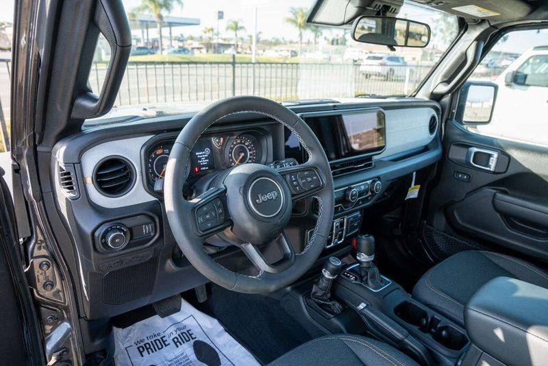 Used 2025 Jeep Wrangler Sport SImage 11