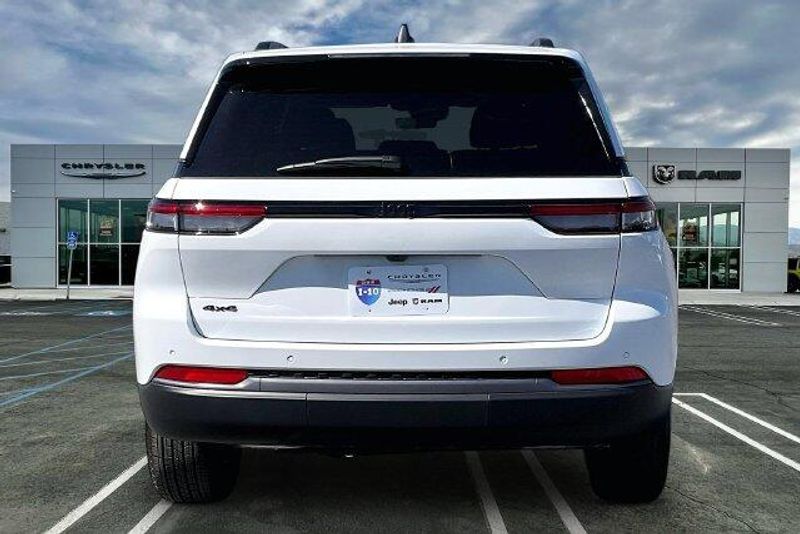 New 2027 Jeep Grand Cherokee Laredo Altitude 4x4Image 3