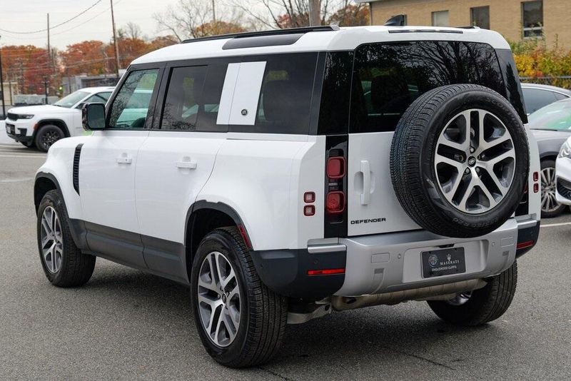 2023 Land Rover Defender 110 S photo 3