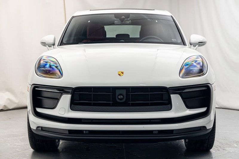 2025 Porsche Macan BaseImage 8