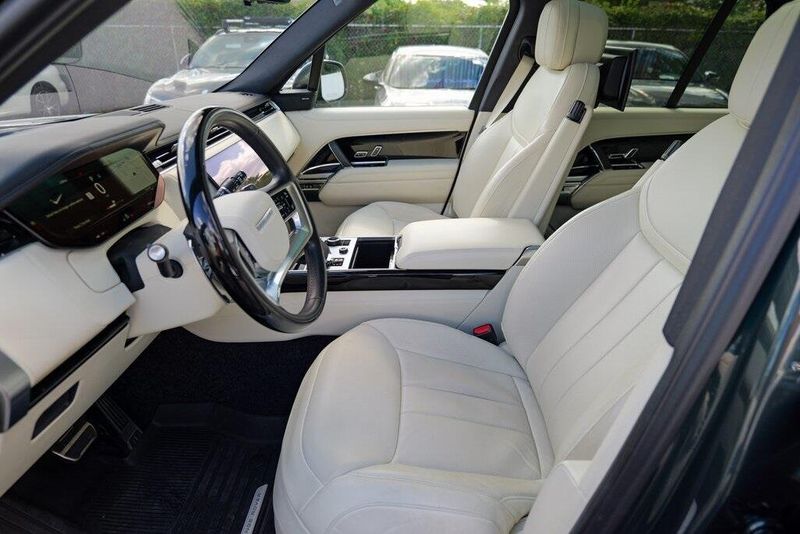 2023 Land Rover Range Rover SE photo 18
