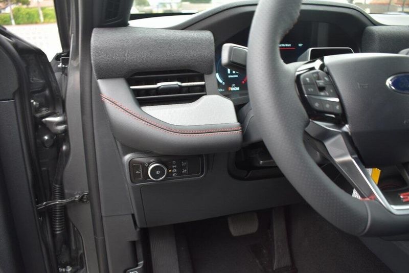 New 2025 Ford Explorer STImage 18