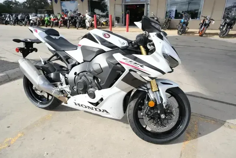 2025 HONDA CBR1000RR PEARL WHITE 