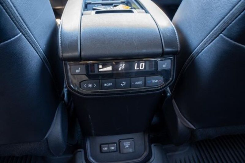 Used 2022 Toyota Highlander Hybrid PlatinumImage 17