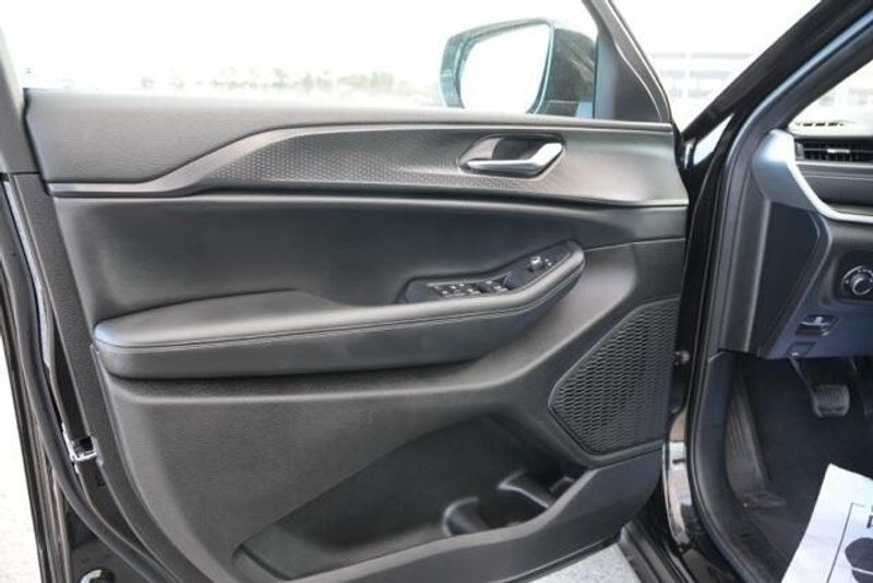 Used 2024 Jeep Grand Cherokee L AltitudeImage 17