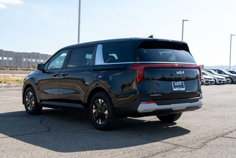 New 2026 Kia Carnival Hybrid LXSImage 5