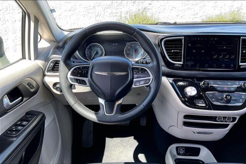 Used 2023 Chrysler Pacifica Touring LImage 4