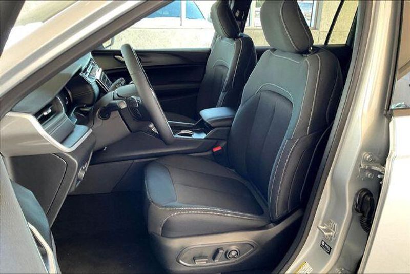 New 2025 Jeep Grand Cherokee L Laredo 4x4Image 8