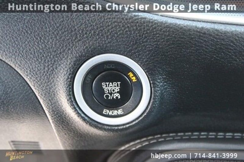 2015 Dodge Challenger SXTImage 24