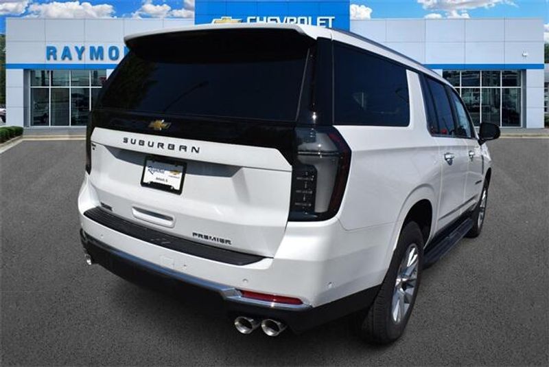 New 2025 Chevrolet Suburban PremierImage 3