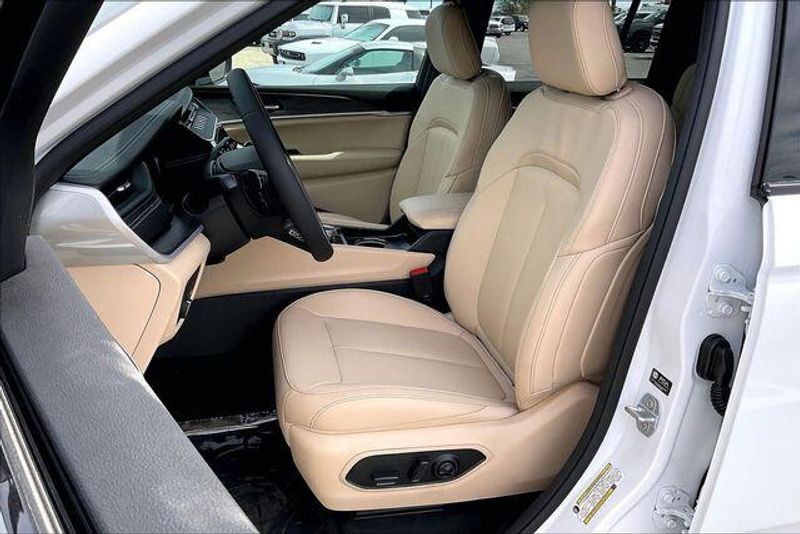 New 2026 Jeep Grand Cherokee Limited 4x2Image 8