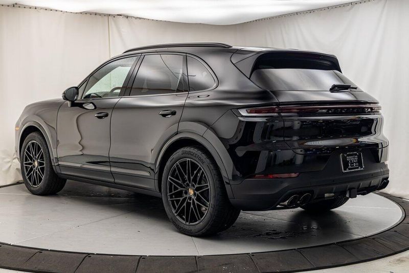 2024 Porsche Cayenne BaseImage 3