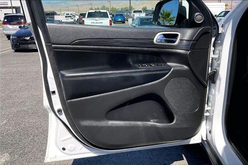 Used 2021 Jeep Grand Cherokee Laredo XImage 22