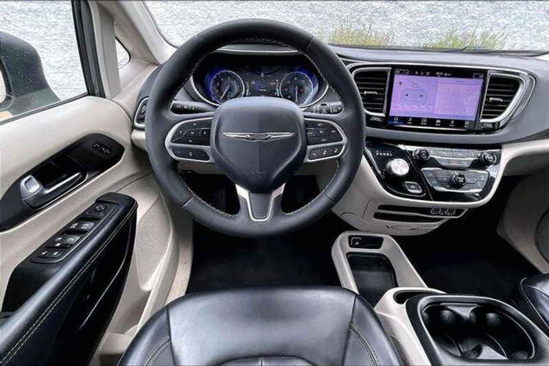 Used 2023 Chrysler Pacifica Touring LImage 4