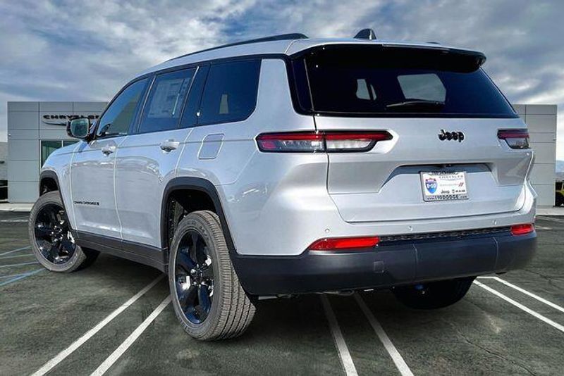 New 2025 Jeep Grand Cherokee L Altitude 4x2Image 2