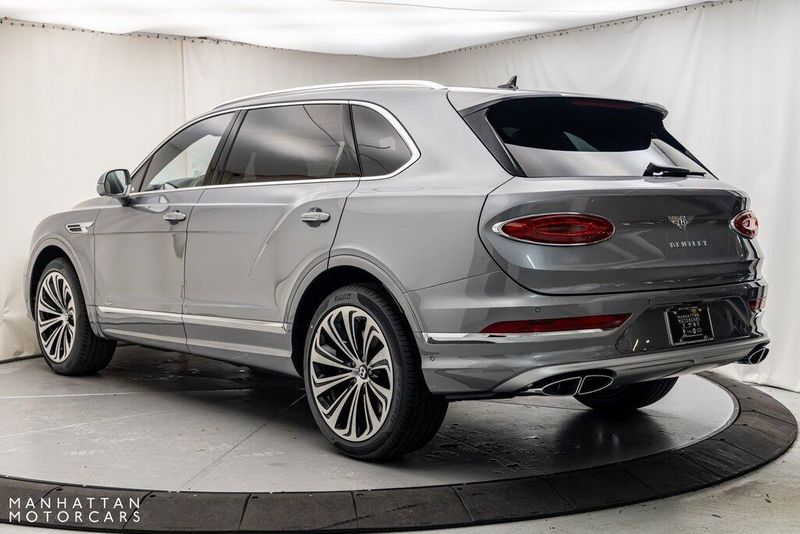 2024 Bentley Bentayga EWB V8Image 3