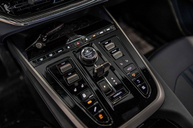 2025 Aston Martin DBX photo 30