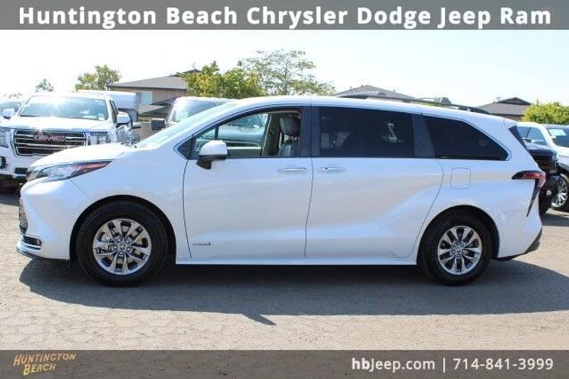 2021 Toyota Sienna XLEImage 9