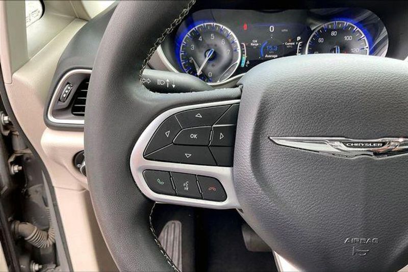 Used 2023 Chrysler Pacifica Touring LImage 18