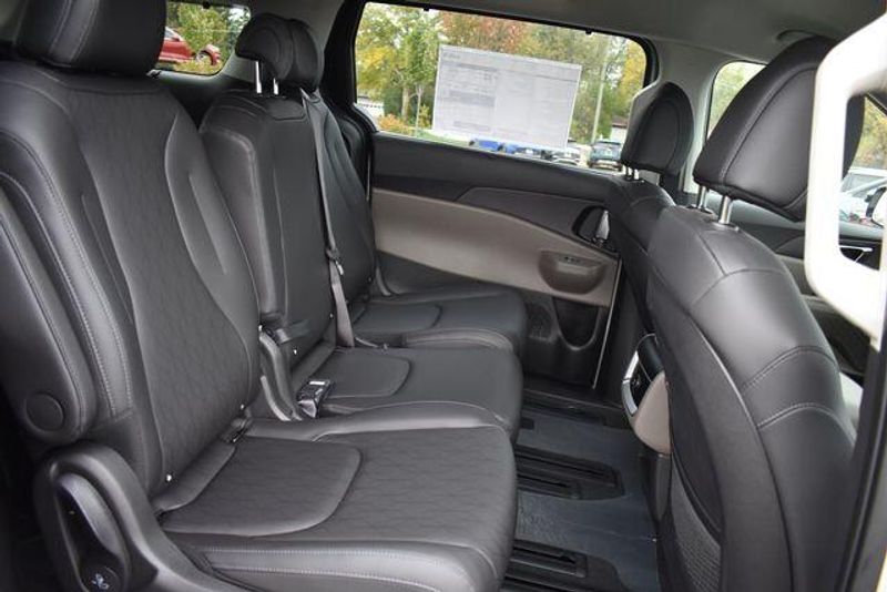 New 2026 Kia Carnival Hybrid EXImage 16