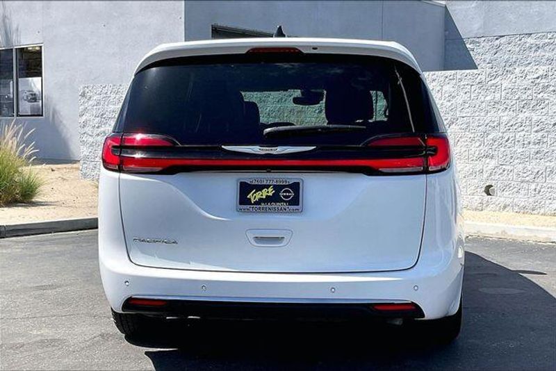 Used 2023 Chrysler Pacifica Touring LImage 3