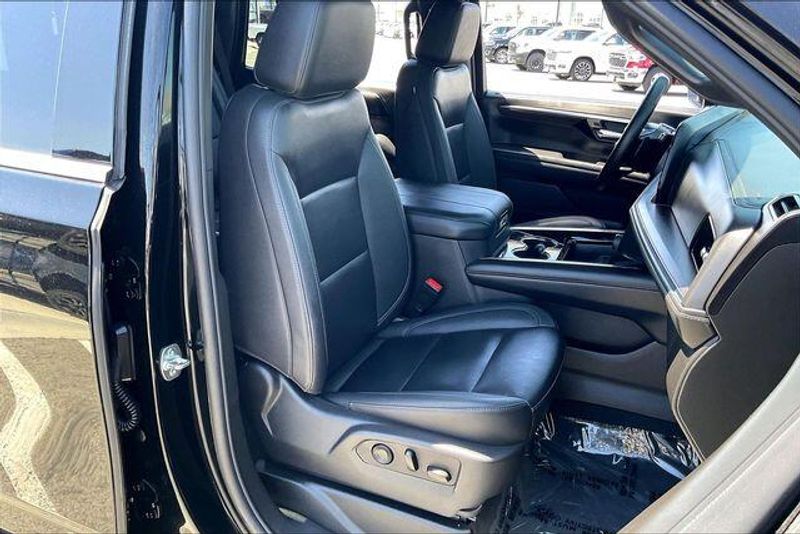 Used 2025 Chevrolet Tahoe LTImage 6