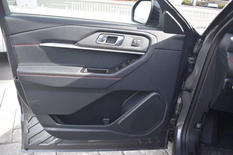 2025 Ford Explorer STImage 13