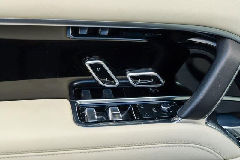 2023 Land Rover Range Rover SE photo 16