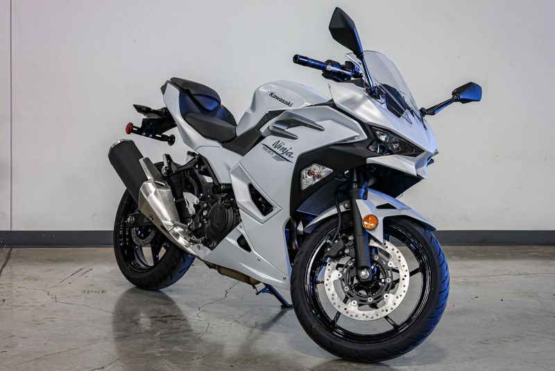 2025 KAWASAKI NINJA 500 ABS METALLIC MATTE WHITISH SILVER AND METALLIC MOONDUST GRAY 
