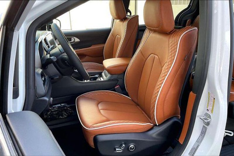 New 2026 Chrysler Pacifica PinnacleImage 8
