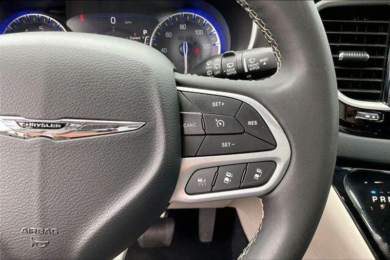 Used 2023 Chrysler Pacifica Touring LImage 19