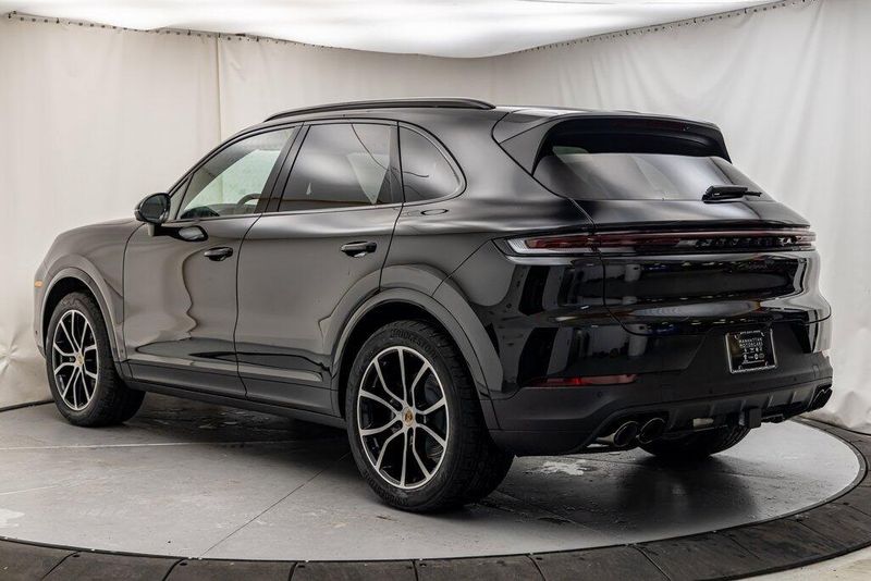 2024 Porsche Cayenne BaseImage 3