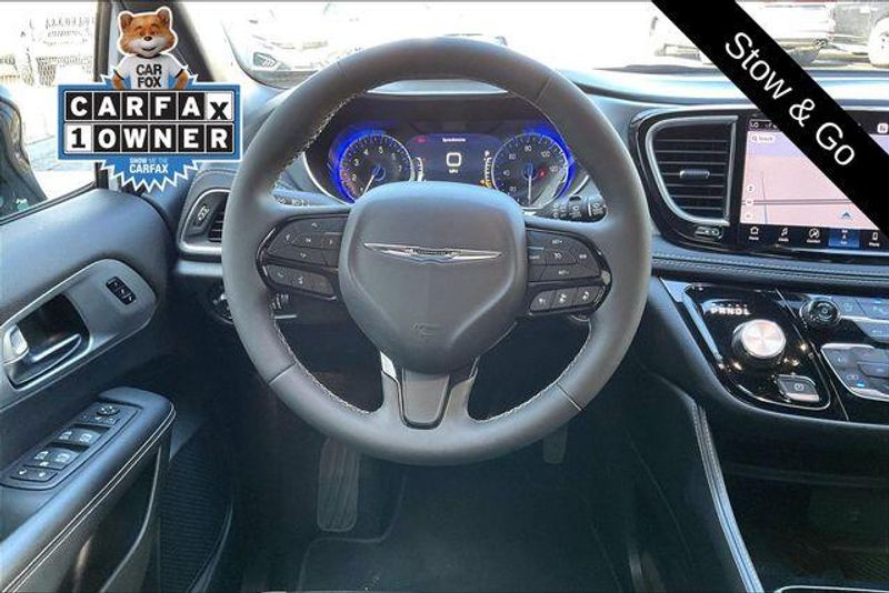 Used 2026 Chrysler Pacifica LimitedImage 4
