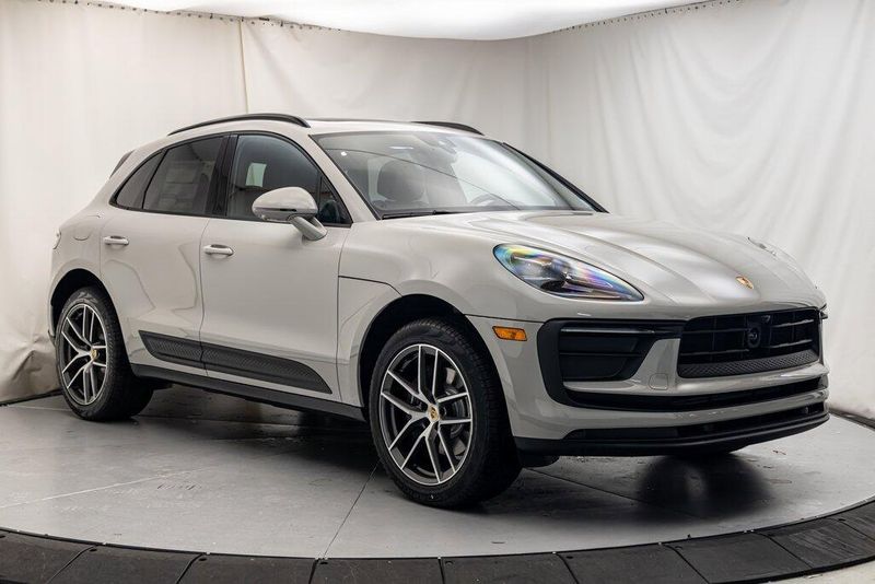 2025 Porsche Macan BaseImage 7