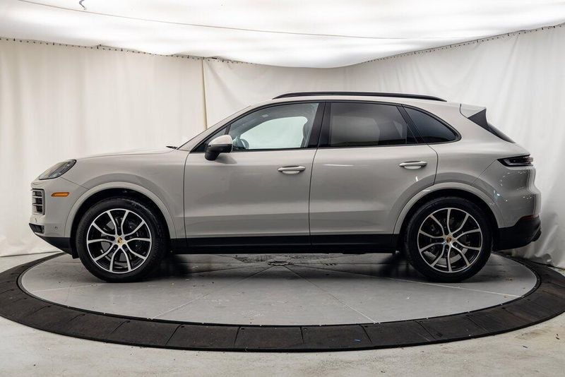 2024 Porsche Cayenne BaseImage 2