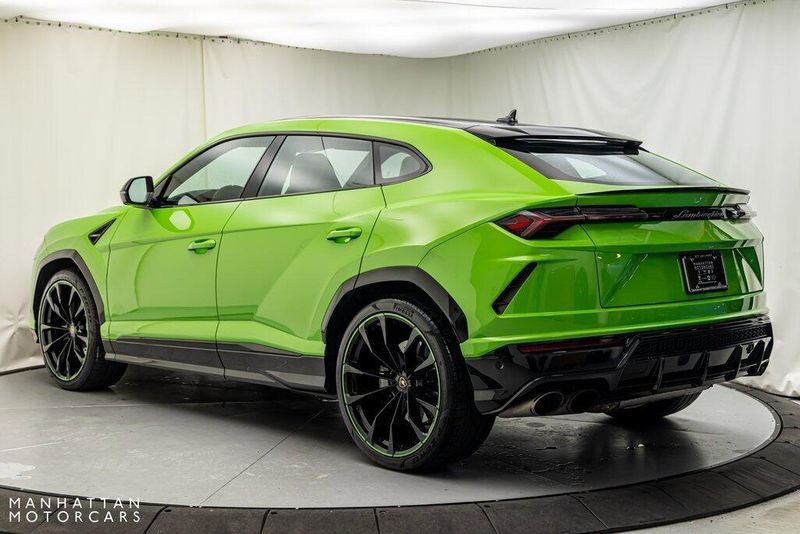 2021 Lamborghini Urus Pearl CapsuleImage 3