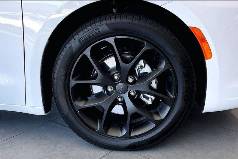 New 2027 Chrysler Pacifica LimitedImage 8