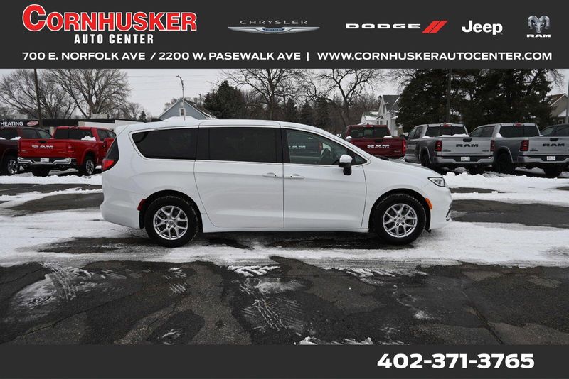 2023 Chrysler Pacifica Touring LImage 1