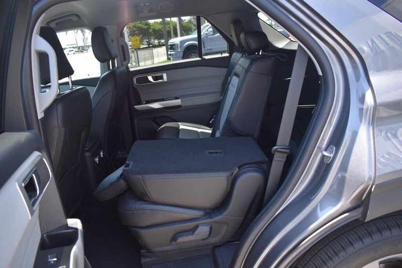 Used 2022 Ford Explorer XLTImage 8