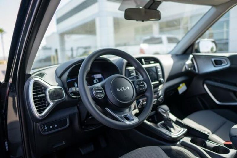 New 2025 Kia Soul LXImage 9
