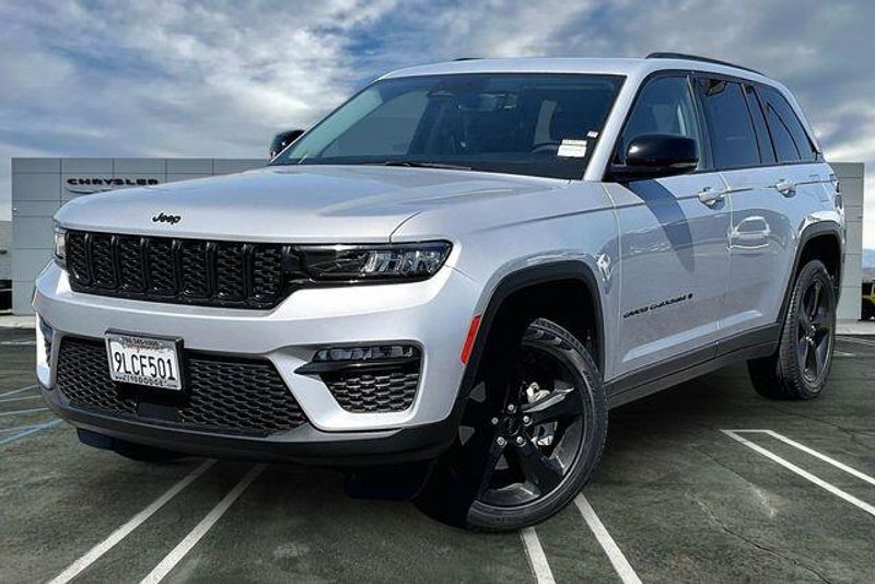 Used 2023 Jeep Grand Cherokee LimitedImage 1