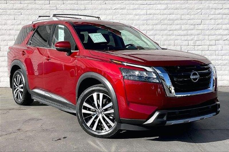 Used 2025 Nissan Pathfinder PlatinumImage 12