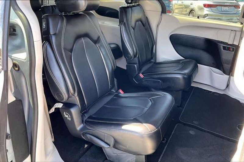 Used 2023 Chrysler Pacifica Touring LImage 26
