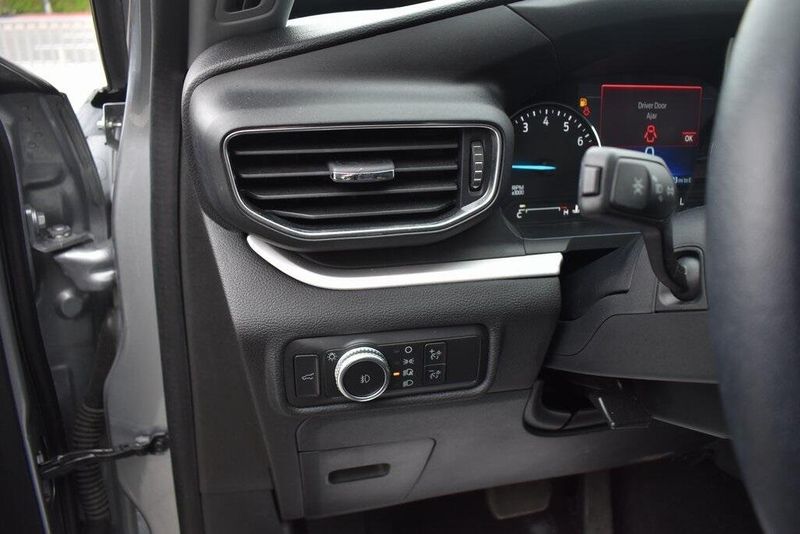 Used 2022 Ford Explorer XLTImage 15
