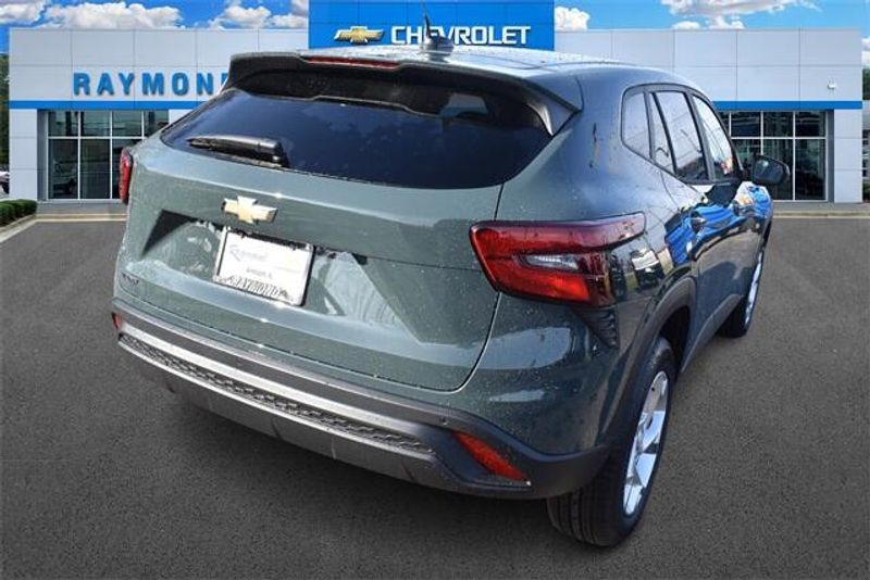 2025 Chevrolet Trax LSImage 3