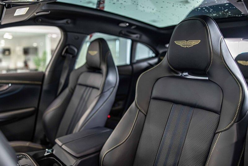 2025 Aston Martin DBX photo 19