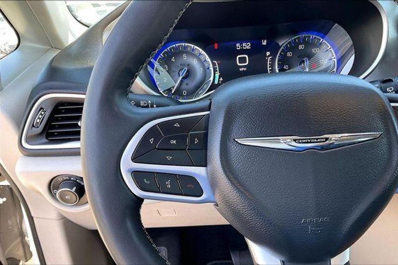 Used 2023 Chrysler Pacifica Touring LImage 18