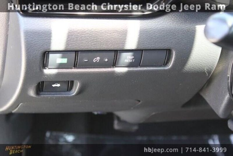 2020 Nissan Sentra SRImage 13