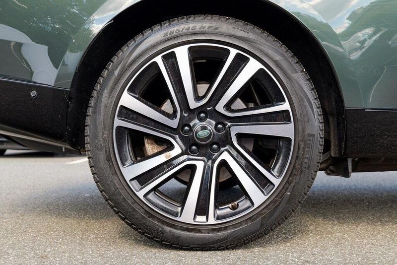 2023 Land Rover Range Rover SE photo 12