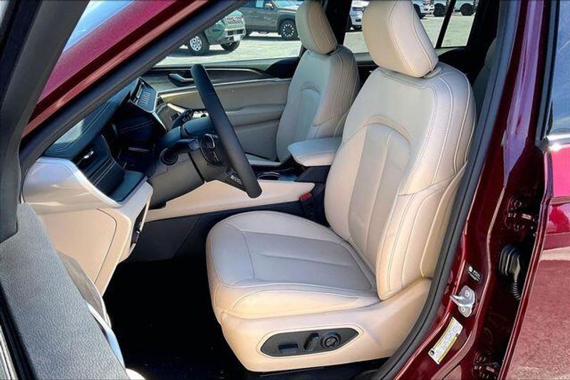 New 2026 Jeep Grand Cherokee Limited 4x2Image 8